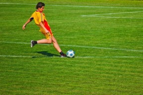 爱游戏体育-切尔西带队取胜！德布劳内关键时刻防守再创辉煌